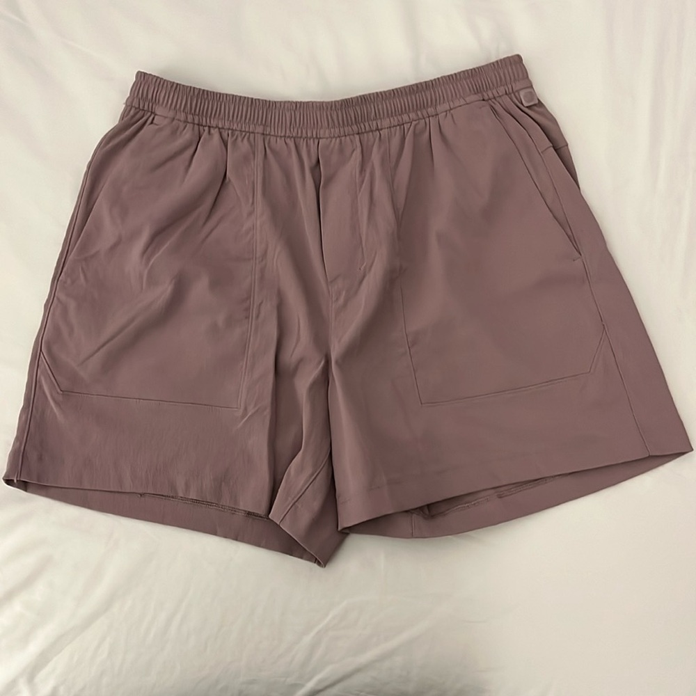 Lululemon Men’s Bowline Woven 5inch Large Shorts, Violet